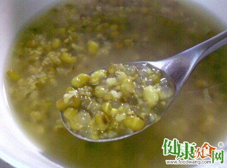 綠豆湯的功效與作用：綠色豆湯的解暑效果要好於紅色豆湯