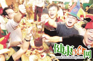 夏天這樣喝啤酒：四個小動作莫做 五個禁忌要遵守