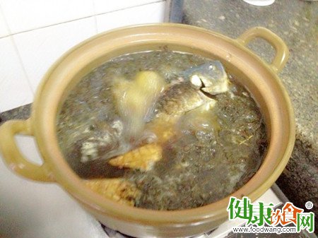 春季祛濕靓湯：棉茵陳鲫魚湯