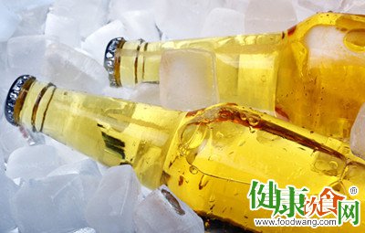 夏天邊喝啤酒邊喝水不易醉酒更消暑