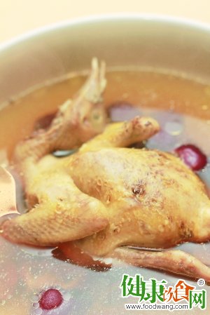 冬天喝什麼湯比較好？試試這款紅棗炖乳鴿