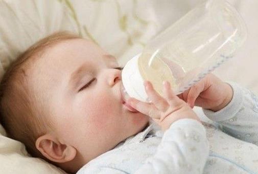 寶寶經常換奶粉好嗎？如何給嬰兒換奶粉？