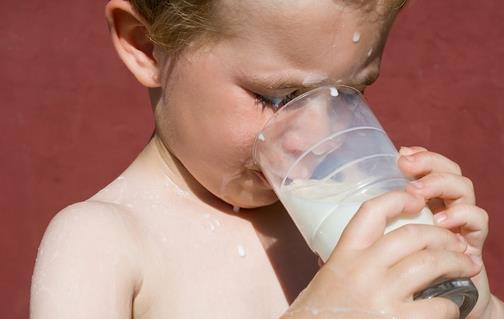寶寶能否喝鮮奶？解答嬰兒奶粉的5個常見疑問