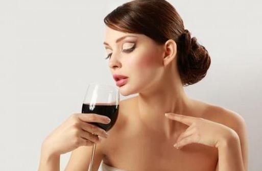 女性喝紅酒有什麼好處？喝紅酒要注意什麼？