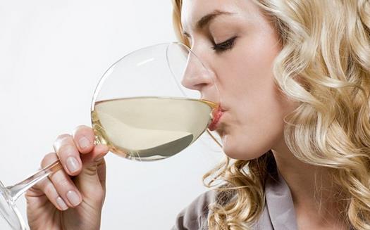 女人應酬喝酒傷身 喝酒前後怎麼吃防醉