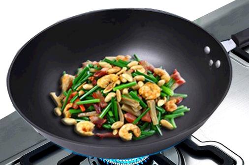 鐵鍋炒菜有什麼好處？如何正確使用
