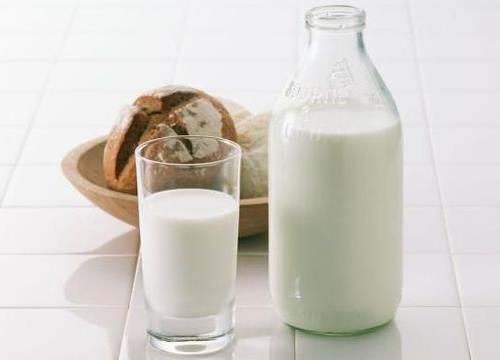 如何快速鑒別摻假牛奶？鑒別牛奶摻假的方法