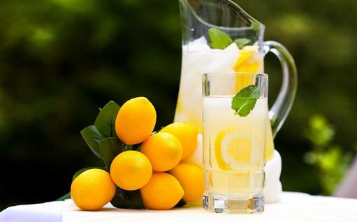 喝檸檬汁的好處：檸檬汁改善疲勞