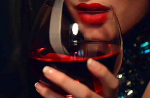 女性喝紅酒有什麼好處？喝紅酒要注意什麼？