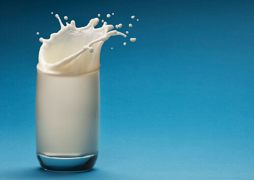 牛奶什麼時候喝最好？晚上喝牛奶好嗎