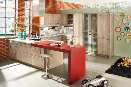 廚櫃台面延伸出多功能休閒區
