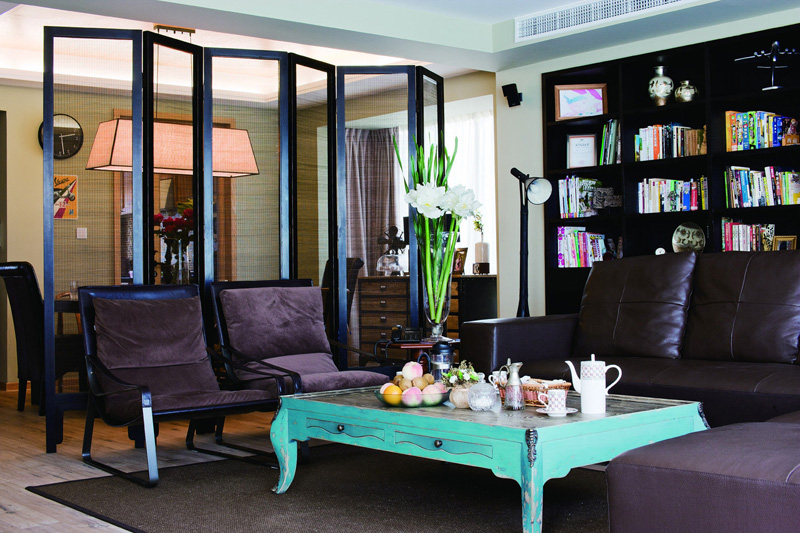 客廳的法式茶幾，中式屏風，現代沙發，混搭的如此優美自然。