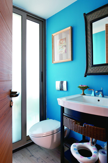 一樓客廳衛生間，碧藍的背景牆