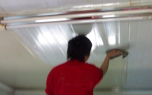 小心頂上滴油 鋁扣吊頂去油術