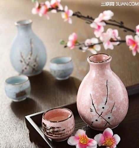 日式風格的酒具，色彩淺淡而清新的櫻花圖案，令別具一格的異國風情呈現在你的案桌上