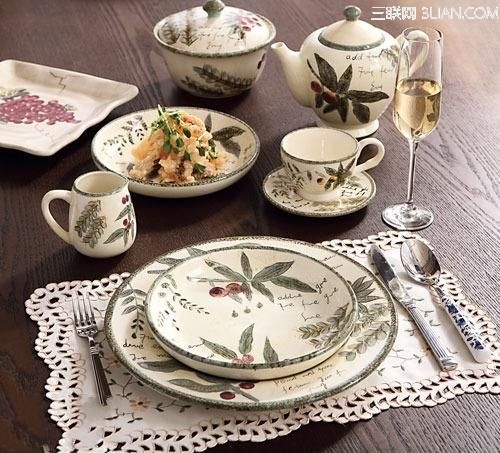 這款西式茶具裡的餐盤雖然都繪有花枝的圖案，然而將它們重疊在一起後，其實是形成一個完整的花枝圖案