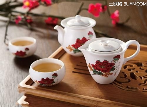 這款日本傳統風格的經典茶具，以其細膩清冷的格調，以及濃郁的復古風情而成為亮點