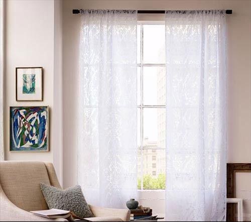 春夏交替之際，厚重的窗簾不僅阻擋了和煦的南風，更增加了居室的溫度，讓人感受不到春日的舒適。用材質輕盈，造型簡潔的窗簾，讓小窗口的采光和通風更加順暢。
